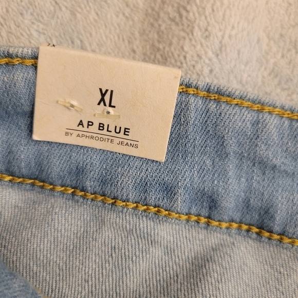 AP Blue By Aphrodite Women's High Waisted Distressed Jeans XL NWT - Picture 9 of 11